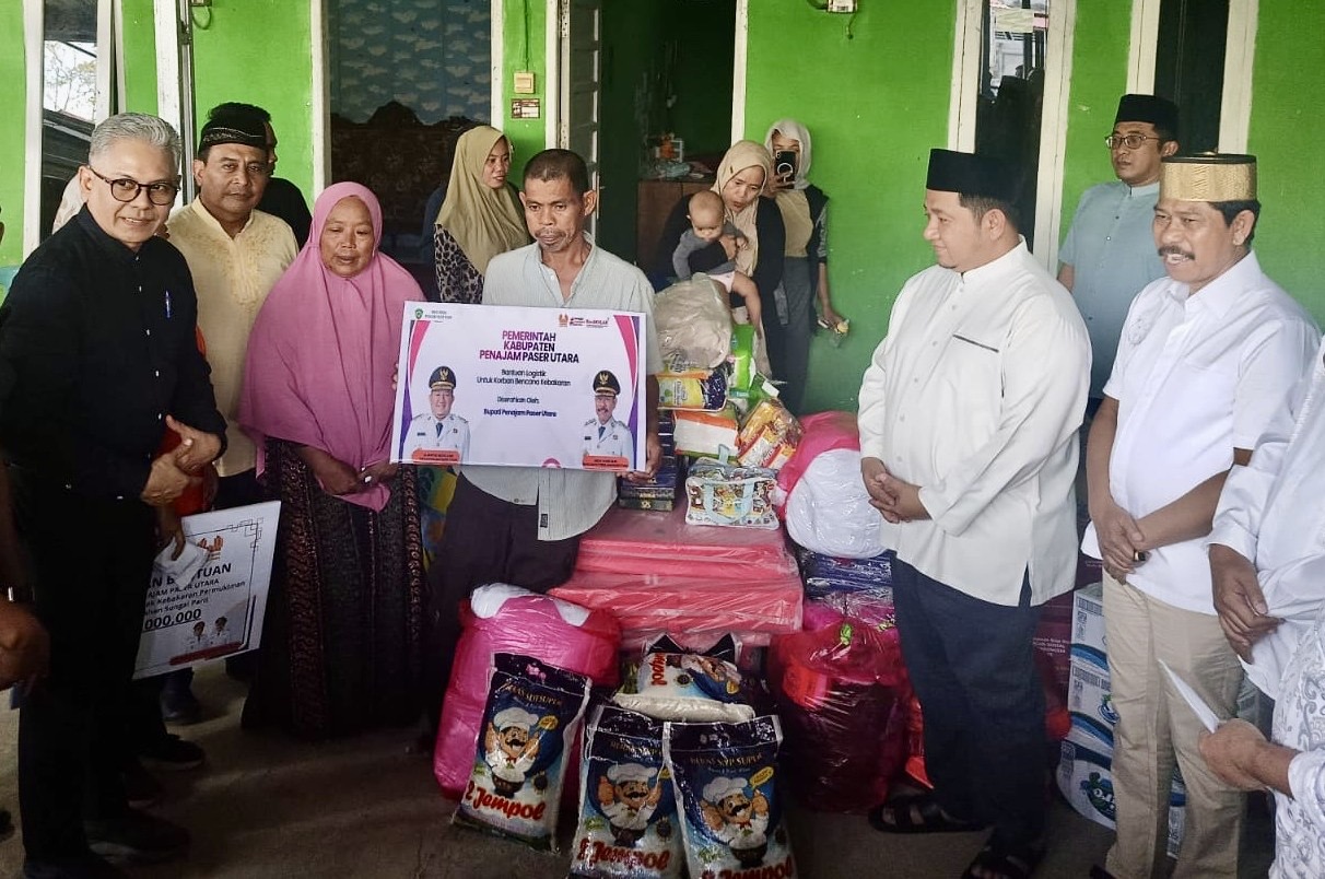 Bupati dan Wakil Bupati PPU menyerahkan bantuan sosial kepada Korban Kebakaran RT 06 Sungai Parit