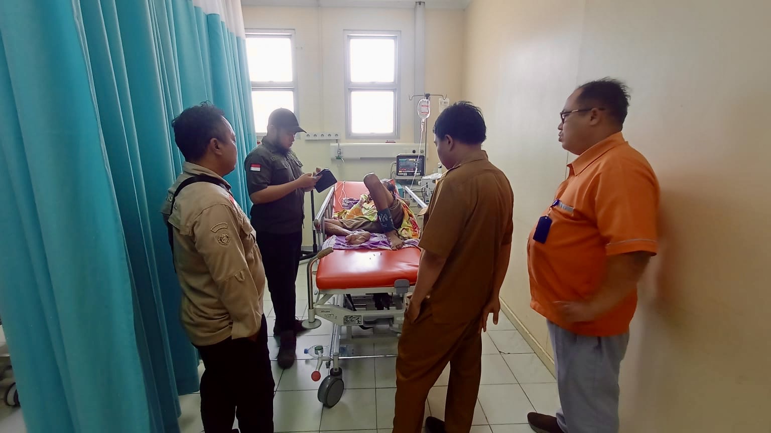 TRC Dinas Sosial Dampingi Lansia Telantar Hingga Mendapatkan Rujukan Medis