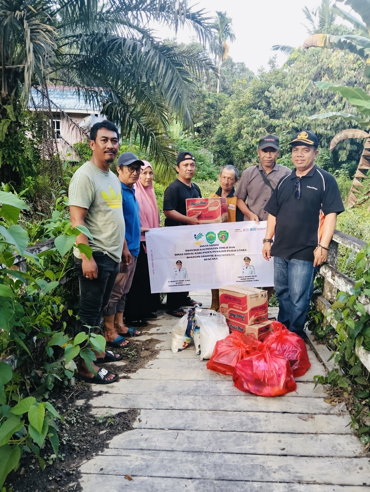 Dinas Sosial PPU Salurkan Bantuan Logistik bagi Warga Terdampak Banjir di Kelurahan Pemaluan