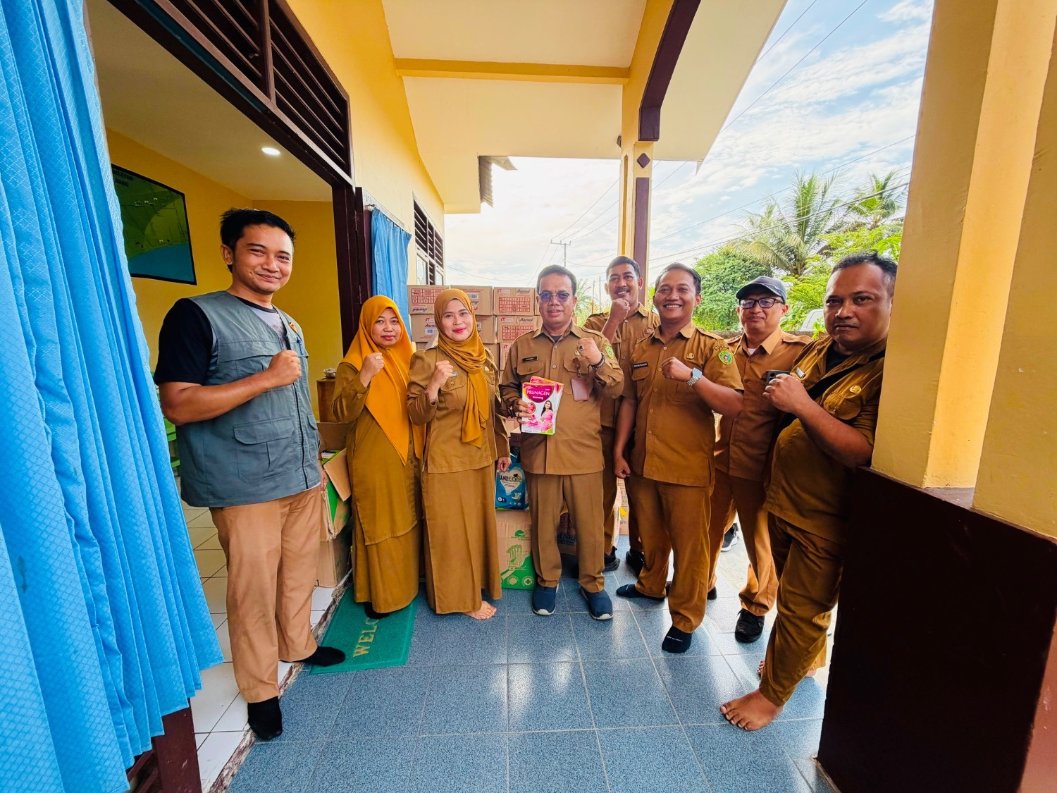 Dinas Sosial PPU Salurkan Bantuan Sandang dan Permakanan bagi Kelompok Rentan di Kelurahan Saloloang
